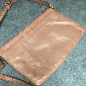 EUC Fossil Gold Leather Flat Crossbody w Adjustable Strap Outside Compar…